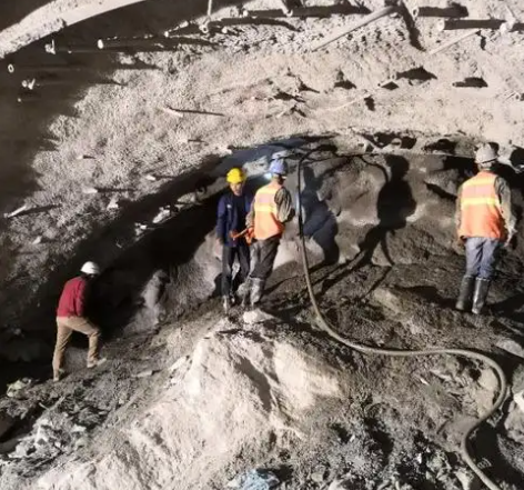 永寿拱顶带模注浆料的施工流程及注意事项